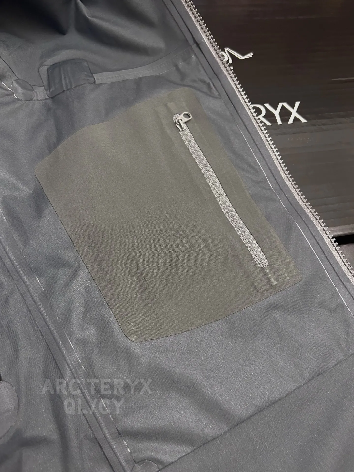 D 15 Alpha Lt • ： GORE-TEX Breathable ， + ， • Classic ： ， + ， • ：Black（Versatile ）、 Gray（ ）、 （ ）、 （ ） • ：ARC'TERYX ， ， ， / / ！ GORE-TEX 、 、 ， Black/ / / ， In Stock，Quality ， 💯